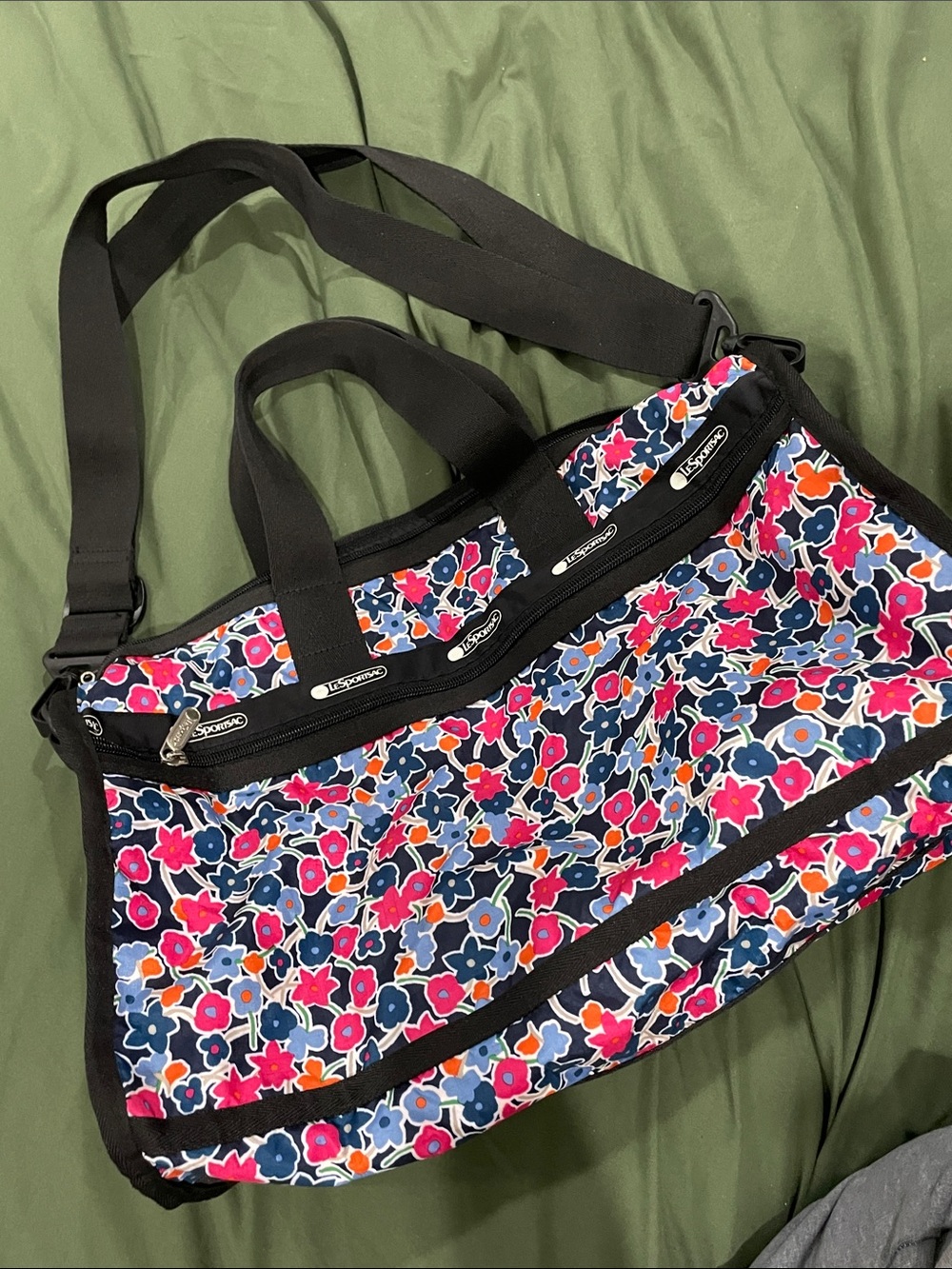 LeSportsac deluxe medium Women's Weekender Bag - BRAND NEW w/o tags